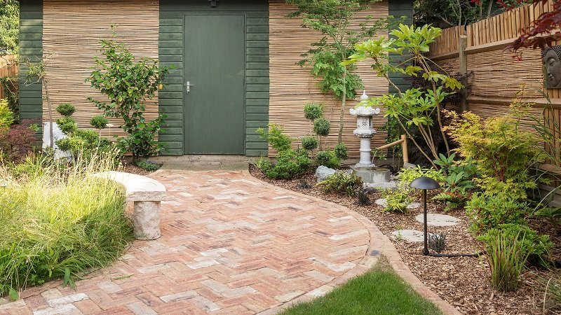 Dramatic curves and varied planting