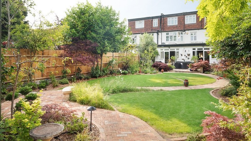 Dramatic curves and varied planting