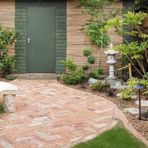 Dramatic curves and varied planting